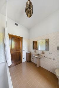 Phòng tắm tại Daller Bianca by Whale Homes