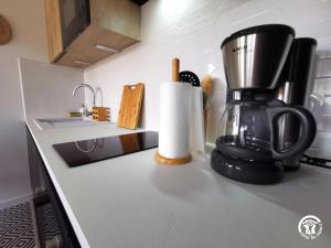 een zwart koffiezetapparaat op een aanrecht in een keuken bij Copatito in Cap d'Agde +9 foto's