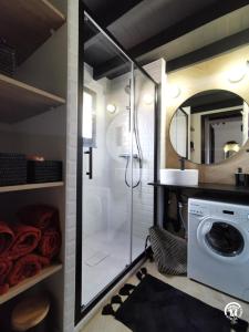 een badkamer met douche en wasmachine bij Copatito in Cap d'Agde