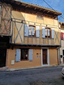 Tòa nhà nơi căn hộ tọa lạc