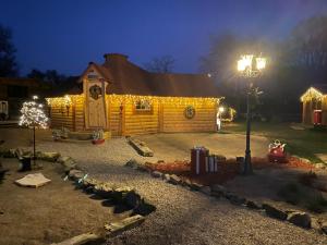 Vườn quanh Santa Kota, Christmas cottage +9 ảnh