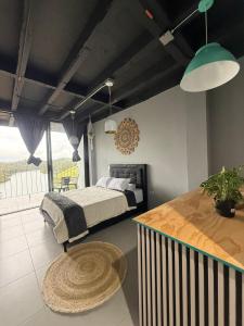 een slaapkamer met een bed en een tafel erin bij Nakawe Guatape in Guatapé +32 foto's
