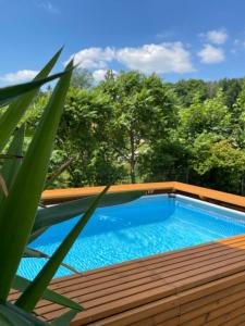 een zwembad op een houten terras bij Ferienwohnungen Paukner in Sankt Englmar