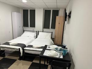 En eller flere senge i et værelse på K21 Accommodation