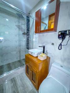 a bathroom with a toilet and a shower at Rumi Wasi Inn Ollantaytambo in Ollantaytambo