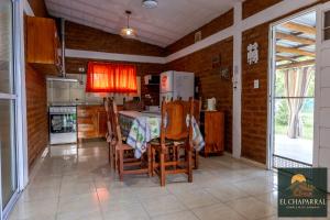 een keuken met een tafel en stoelen in een kamer bij Cabaña El Chaparral Villa Dolores, Traslasierra 4 in Villa Dolores +9 foto's