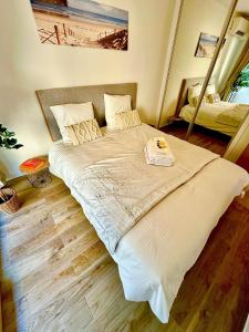 una camera da letto con un letto e un asciugamano sopra di Appartement Cosy a Cannes Altre 19 foto