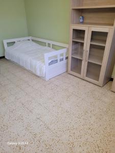 een slaapkamer met een bed en een houten kast bij Mat68 in Nîmes