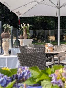 une terrasse avec des tables, des chaises et des vases dans l'établissement Hotel & Restaurant Mediterrane Küche, à Horn-Bad Meinberg