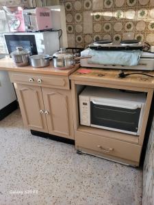 een keuken met een fornuis en enkele potten en pannen bij Mat68 in Nîmes +5 foto's