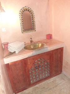 a bathroom with a sink and a mirror at Dar Amazir in Agdz
