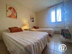 En eller flere senge i et værelse på Le tilleul du parc de la dame