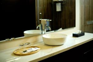 een badkamermeubel met een wastafel en een spiegel bij Zalfa Hills 