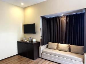 een woonkamer met een bank en een tv bij Zalfa Hills 