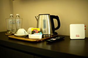 een aanrecht met een koffiezetapparaat bij Zalfa Hills 