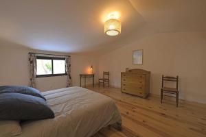 Giường trong phòng chung tại La maison du merle bleu