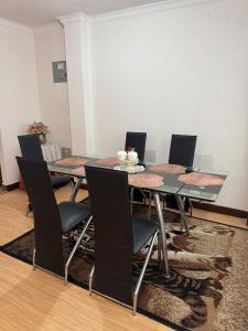 een eetkamer met een tafel en stoelen bij Apartamento Cómodo cerca del centro in Loja