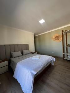 een slaapkamer met een groot bed in een kamer bij Pousada Village da Praia in Guarapari