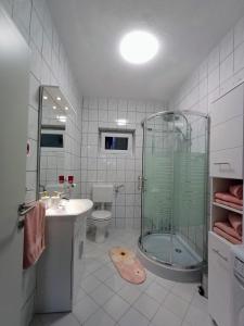 Et badeværelse på Apartman Josy with gorgeous garden