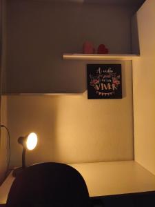 une pièce avec une table et une étagère avec un panneau dans l'établissement Chalé Diamante c /AR, à Volta Redonda