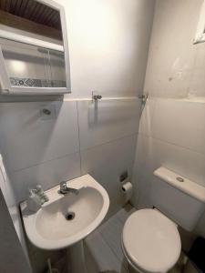 une petite salle de bain avec toilettes et lavabo dans l'établissement Chalé Diamante c /AR, à Volta Redonda