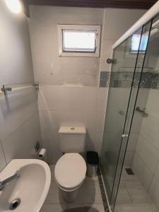 une salle de bains avec toilettes, lavabo et douche dans l'établissement Chalé Diamante c /AR, à Volta Redonda 1 autre photo
