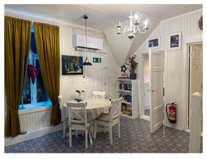 ein Esszimmer mit Tisch und Stühlen in der Unterkunft Vårsol Overnatting i Vardø centrum in Vardø