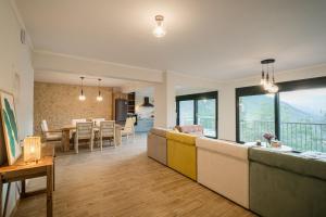 een woonkamer met een bank en een eetkamer bij The Ridgehouse in Artemisía +26 foto's