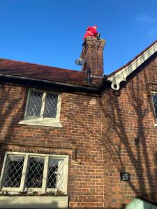 un bâtiment en briques avec une cheminée au-dessus dans l'établissement The Barn, à Stourbridge