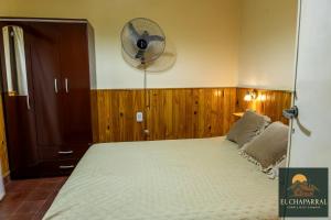 een slaapkamer met een groot bed en een ventilator bij Casa El Chaparral Villa Dolores, Traslasierra 3 in Piedra Pintada