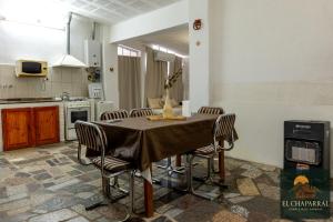 een eetkamer met een tafel en stoelen in een keuken bij Casa El Chaparral Villa Dolores, Traslasierra 3 in Piedra Pintada +13 foto's