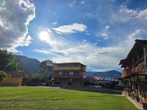 a house with a green lawn in front of it at Alojamiento Campestre Cabañas Mirador Ingrumá Riosucio Caldas in Ruiosucio