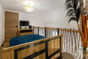 En eller flere senge i et værelse på Au spa de LLea Suite rétro