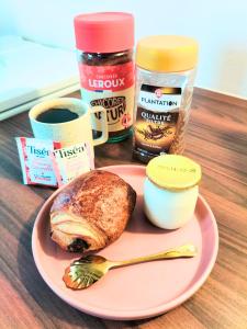 een bord met eten, een stuk brood en een lepel bij Cottage de Vardes in Neufmarché