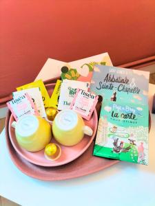 een bord met twee gebakken eieren en wat boeken bij Cottage de Vardes in Neufmarché