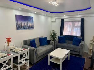 Posezení v ubytování Modern Elegant Home