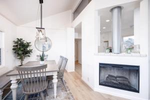 Ảnh trong thư viện ảnh của Oceanview Beach Home Walk to Beach Trails Food Family Activities ở Montara