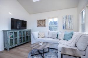 TV/trung tâm giải trí tại Oceanview Beach Home Walk to Beach Trails Food Family Activities