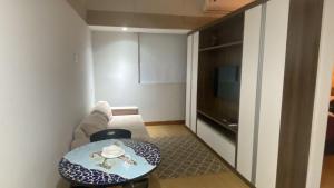 ein kleines Wohnzimmer mit einem Tisch und einem Sofa in der Unterkunft Tropical Executive in Manaus