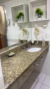 ein Badezimmer mit einer Ablage mit Waschbecken in der Unterkunft Tropical Executive in Manaus