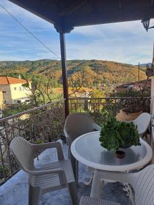 een tafel en stoelen op een balkon met uitzicht bij Karachalios Maisonette in Karyes