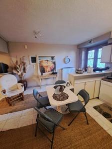 een woonkamer met een tafel en stoelen bij Karachalios Maisonette in Karyes