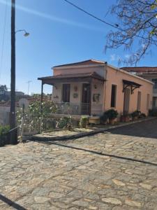 een huis met een stenen oprit ervoor bij Karachalios Maisonette in Karyes +5 foto's