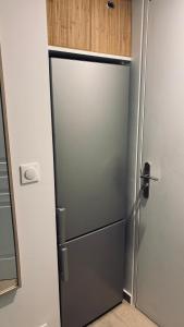 eine Metalltür in einem Zimmer mit einem Holzschrank in der Unterkunft Appt Studio avec Balcon Parking privé, Piscine, proche Golf St Donat in Mouans-Sartoux + 17 Fotos