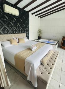 ein großes Bett in einem Zimmer mit einer schwarzen Wand in der Unterkunft Chalé cipreste 3 Quartos in Gramado