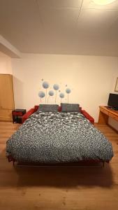 - une chambre avec un lit avec des parasols sur le mur dans l'établissement Monolocale a Molveno, à Molveno