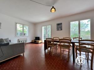 een woonkamer met een eettafel en stoelen bij L angele in Portel-des-Corbières