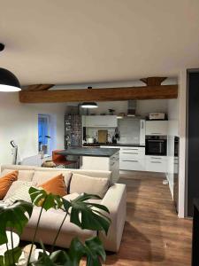 Fotografie z fotogalerie ubytování Cozy fully-equipped apartment in Charboniere v destinaci Charbonnières-les-Bains