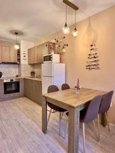 Kuchyň nebo kuchyňský kout v ubytování Petkovi Аpartments, Borovets Gardens - One-bedroom and Two-bedroom apartments