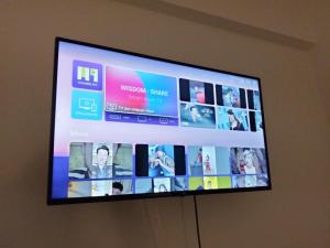 Et tv og/eller underholdning på SUNRISE near the sea apartment